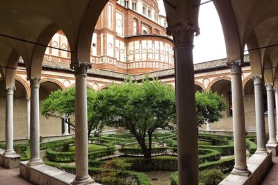 Da Vinci’s Last Supper and Santa Maria delle Grazie Church Tour - Your guide and headsets: why the story lands in the room