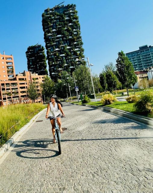 Milan: Bike tour of the city - Piazza della Scala: music-and-power energy, up close