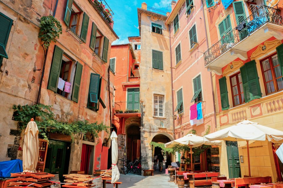 Milan: Cinque Terre Full-Day Guided Trip With Cruise - Manarola free time: photogenic cliffs, steep walking, and crowds