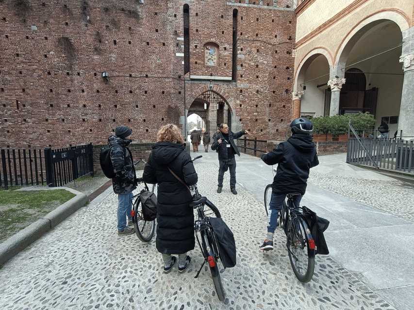 Milan: ELECTRIC-Bicycle Tour Live Tour Guide 3 hours & half - Meeting at the Cargo Bike Store and getting ready fast
