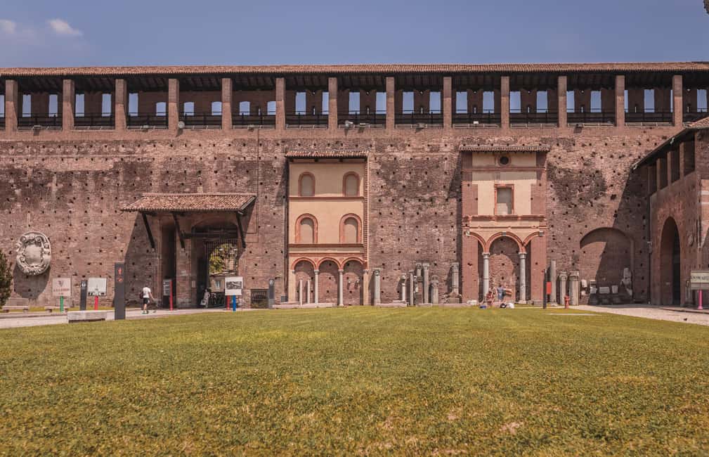 Milan: Guided Walking Tour & Last Supper Visit with Ticket - Sforza Castle area: power, stone, and museum-ready streets