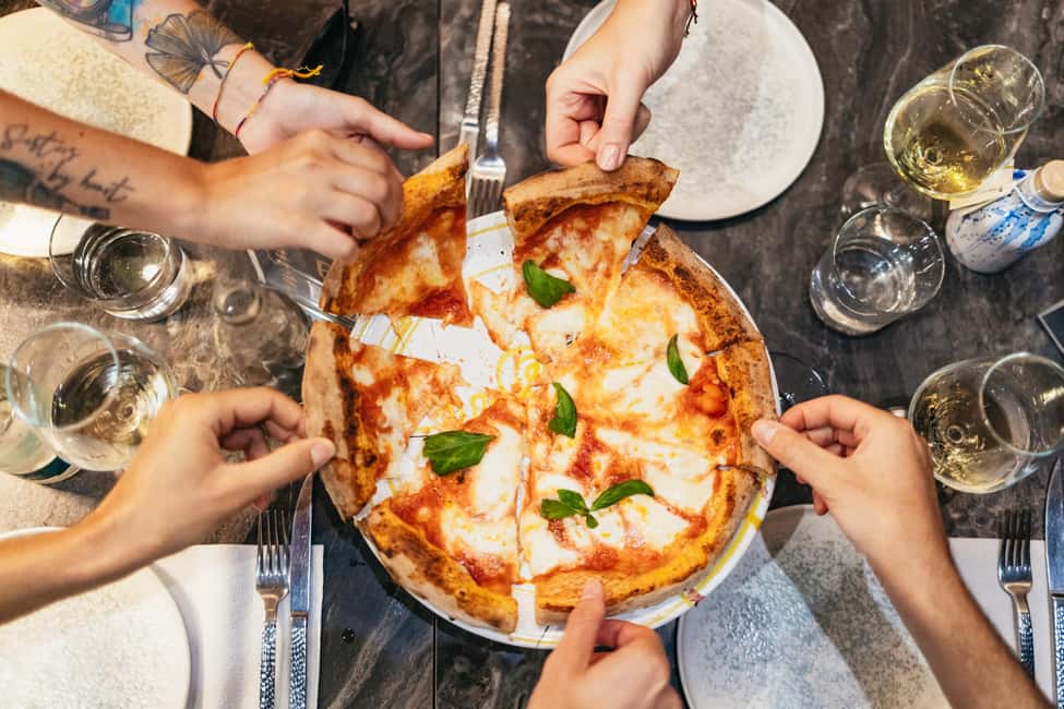 Milan: Street Food Walking Tour - Where to Start at UNIQLO Piazza Cordusio (and How Not to Miss Your Guide)