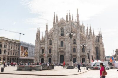 Milan Super Saver: Skip-the-Line Duomo and Rooftop Guided Tour - Finding the group at Piazza del Duomo (and what can go wrong)
