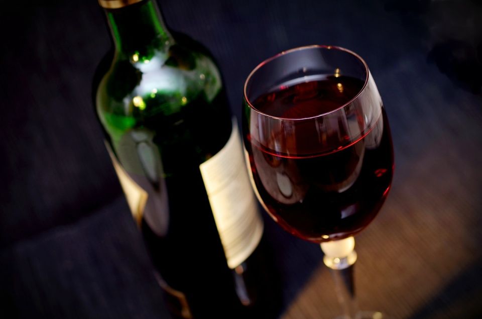 Milan: Wine Tasting Experience in the City Centre - Chef-made appetizers and bread: the pairing is the lesson