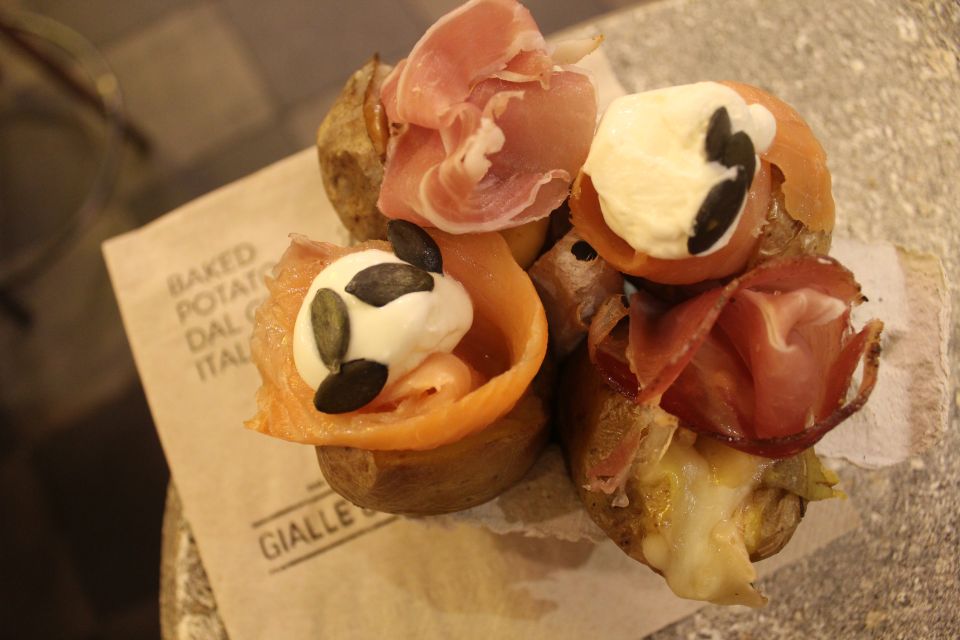 Milan’s Full-Meal Gourmet Food Tour - More Than Tastings - Via Dante street food: the quick walk-and-bite in between