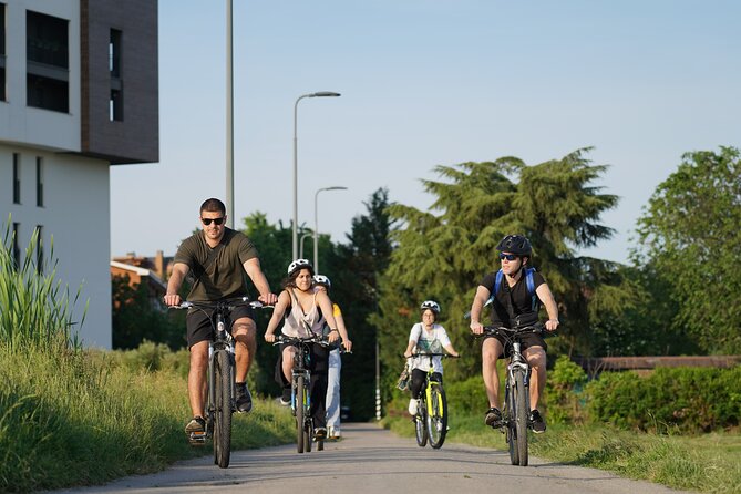The Milan you don't expect, bike tour with picnic on the lake - The guide matters: Davide’s patient, friend-like hosting